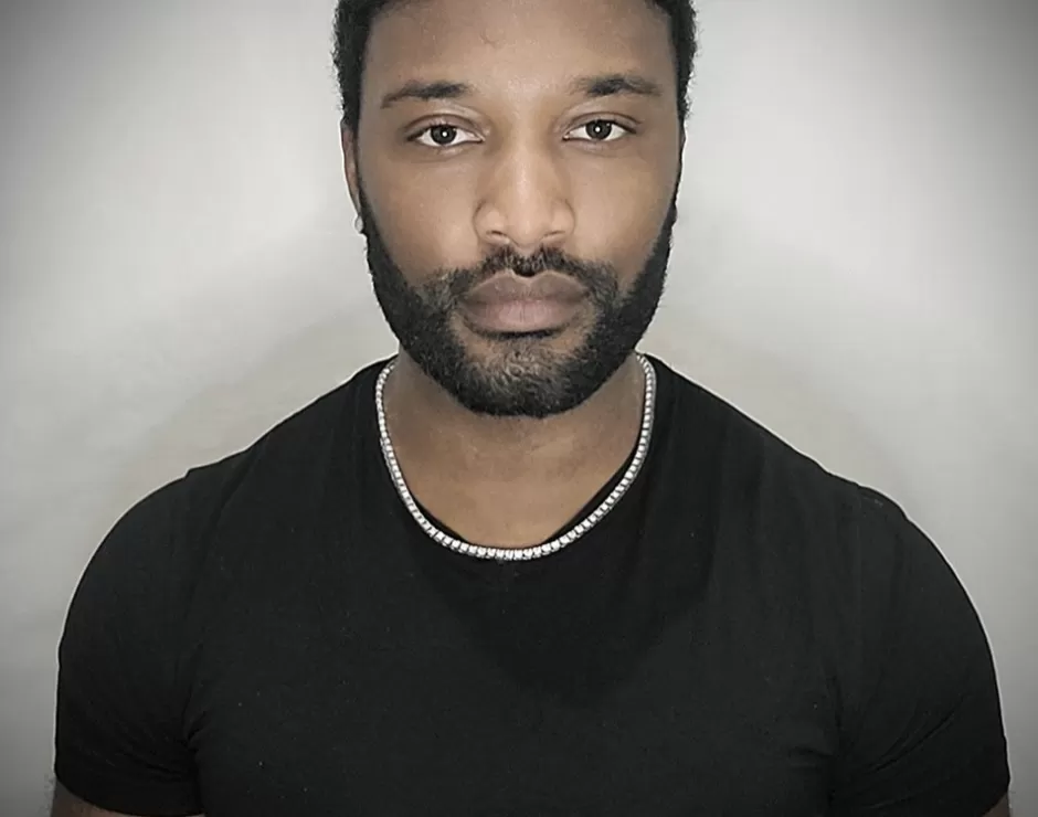 headshot of trainer aaron thomas